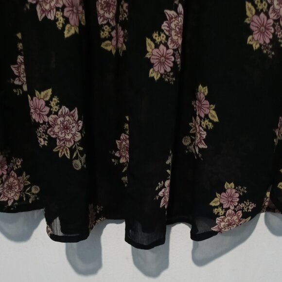 Torrid Womans Sheer Black Floral 3/4 Sleeve Pleats Top SIze 2 - Picture 8 of 9